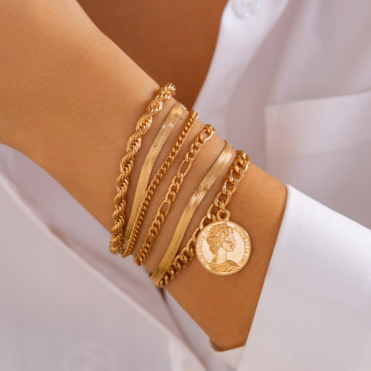 Set de bracelets tendance – Pendentif rond & chaînes serpent plates irrégulières