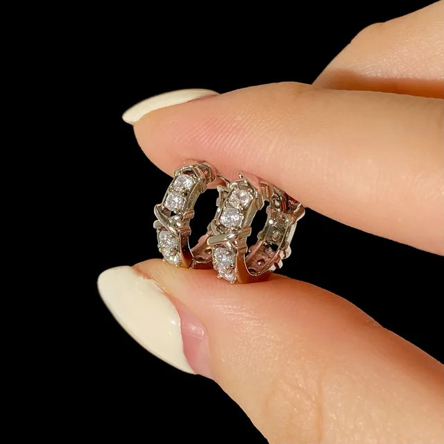 Créoles vintage design CC – Boucles d’oreilles croisées avec zircon