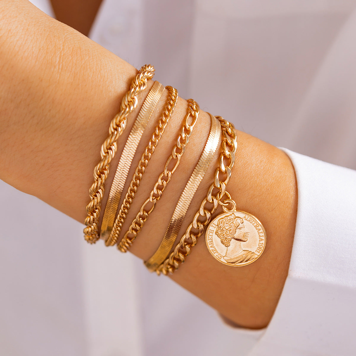 Set de bracelets tendance – Pendentif rond & chaînes serpent plates irrégulières