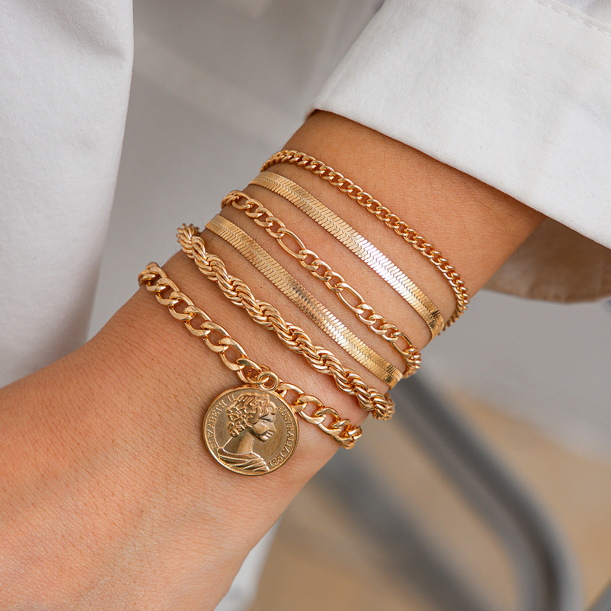 Set de bracelets tendance – Pendentif rond & chaînes serpent plates irrégulières