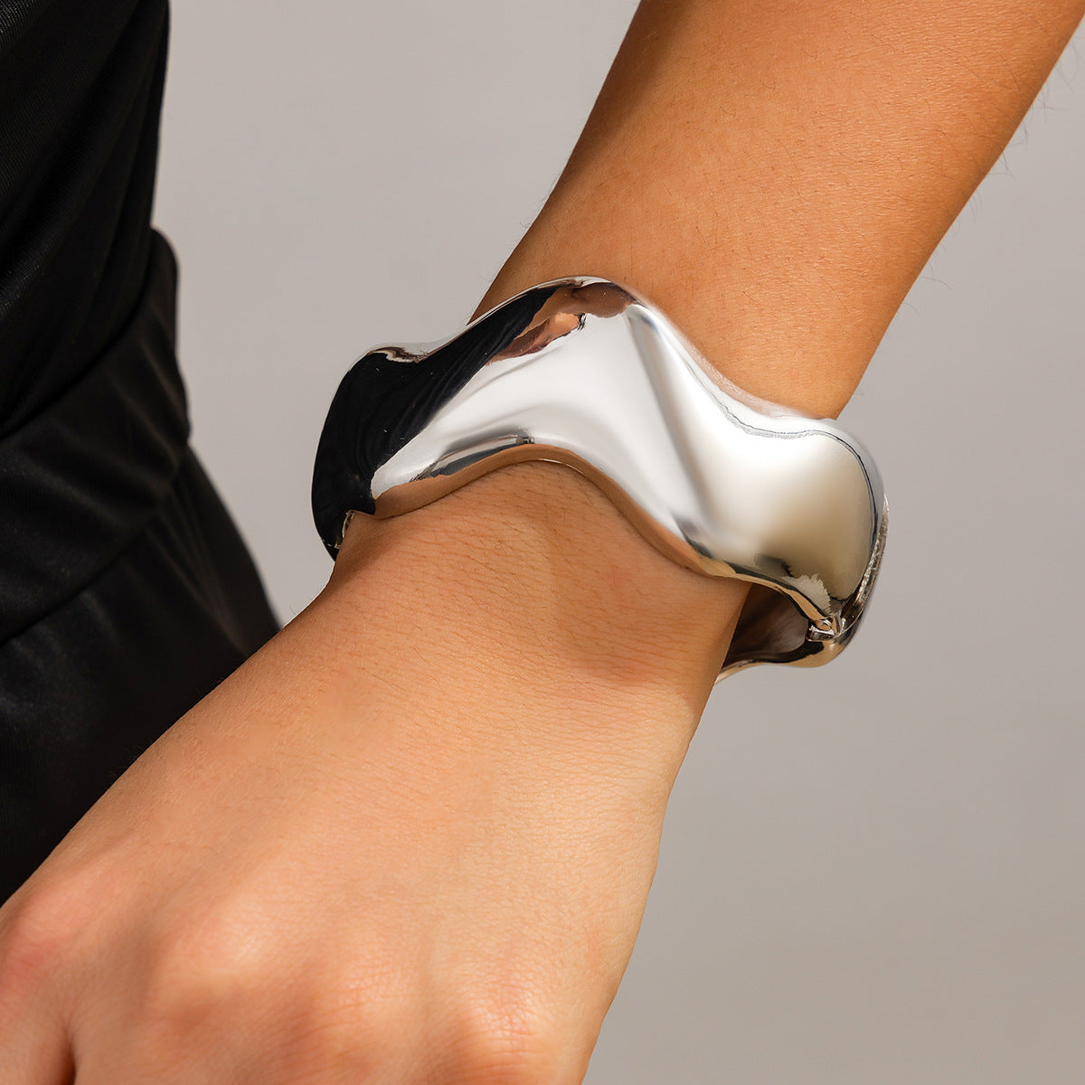 Bracelet métallique tendance à courbes irrégulières Style décontracté chic