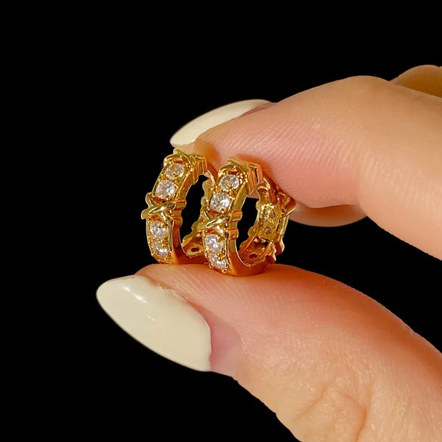 Créoles vintage design CC – Boucles d’oreilles croisées avec zircon